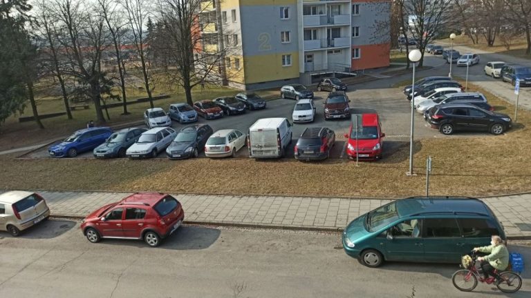 Vysoká pokuta za parkování před vlastním domem? V Česku je to možné, raději si dejte pozor 1 parkoviste parkovani auto auta