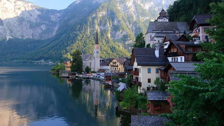 Cestovatelé prozradili, jaké je to nejlepší město na světě. Češi to do něj nemají daleko, nachází se u našich sousedů 1 rakouske mesto hallstatt