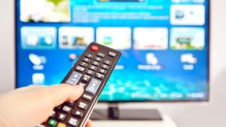 Oblíbená televizní stanice naštvala své diváky. Reklamy ve zpětném přehrávání už nikdy nepřeskočíte