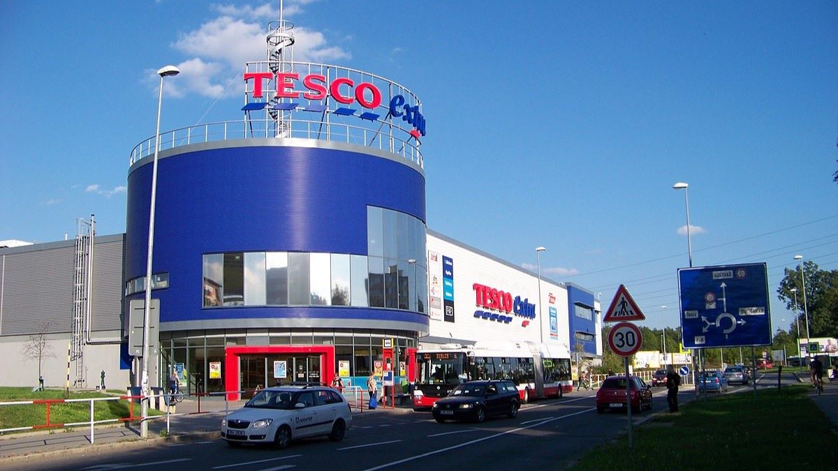Tesco začalo svým zákazníkům rozdávat potraviny zadarmo. Má to však jeden menší háček
