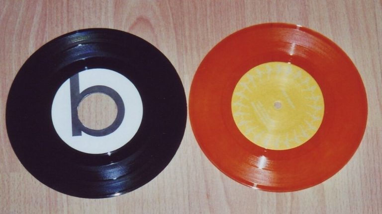 Staré gramofonové desky jsou dnes naprostý poklad. Jejich hodnota je v řádu statisíců korun. Máte některé z nich u vás doma? 1 vinyl desky gramofon gramofonove vinylove