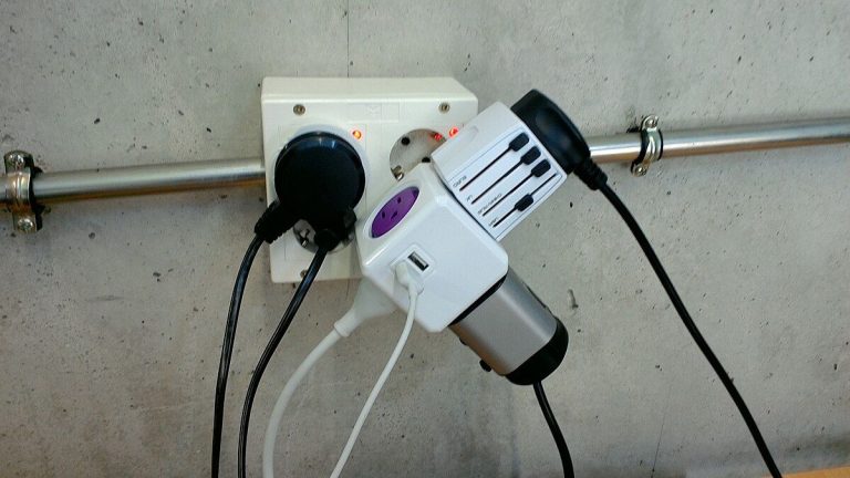 Češi, kteří doma používají elektřinu se už brzy nedoplatí. Nové ceny budou naprosto astronomické 1 zasuvka zasuvky kabely nabijecka nabijecky elektrina