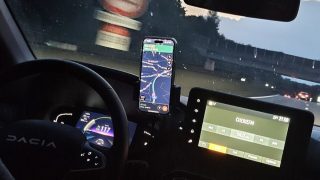 Povinná platba 37 000 Kč policii za to, že používáte navigaci v autě: Zákony mluví jasně, na tohle pozor