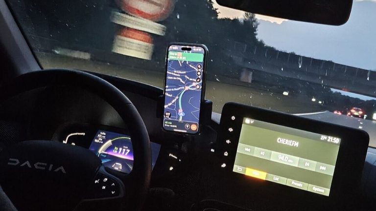 Kdo bude mít špatně umístěný předmět v autě, schytá od policie na místě pokutu. Kontroluje se to na denní bázi 1 auto mobil telefon navigace tma