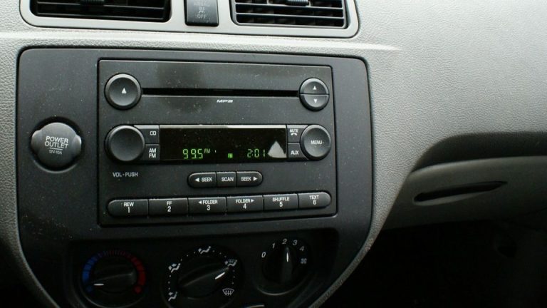 Zákon mluví jasně: Pokud máte v autě rádio, musíte uhradit povinný poplatek 1 auto radio