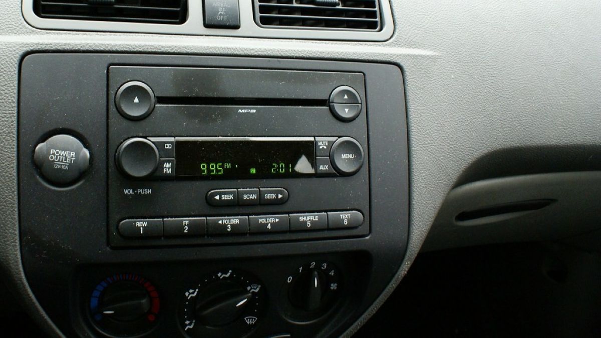 Zákon mluví jasně: Pokud máte v autě rádio, musíte uhradit povinný poplatek