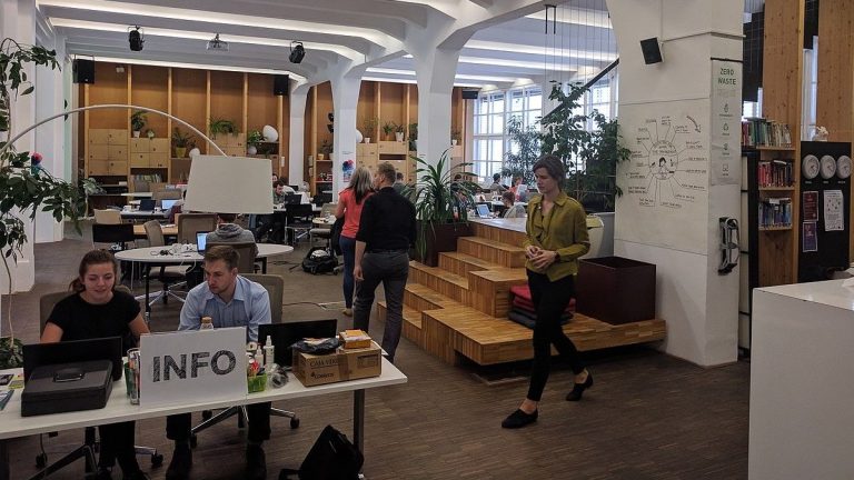 Od 1. června budou mít vybraní Češi nárok na více volna v práci. Týká se to i vás? 1 coworking prace kancelar 1