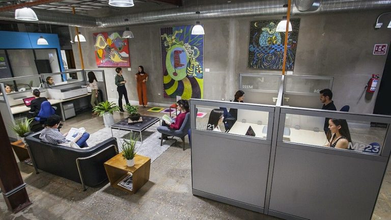 Stovky tisíc lidí přijdou už brzy o práci. Dotknou se nové změny i vás? 1 coworking prace kancelar