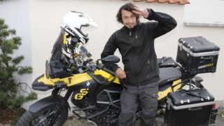 Takhle se ženil Pavel Liška. Za svědka mu šla koza, která pak nevěstě snědla svatební kytici