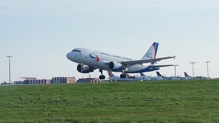 Kdo nebude mít nabitý a připravený mobilní telefon, ten nemůže letět letadlem. Jde o nové pravidlo 1 letadlo