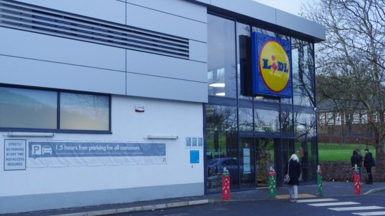Lidl před začátkem školního roku rozjel ultravelké slevy. Poloviční ceny než u konkurence 1 lidl