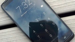 Odposlouchává vás váš telefon? Dá se to zjistit během pár sekund. Poznáte to podle této maličké ikonky