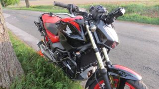 Žlutý šátek na motorce je mezinárodní komunikační signál motorkářů. Skoro nikdo z českých řidičů ale neví, o co jde