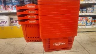 Blíží se plošný konec nákupních košíků v obchodech. Zákazníci jsou vzteky bez sebe. Kam si teď dáme nákup?