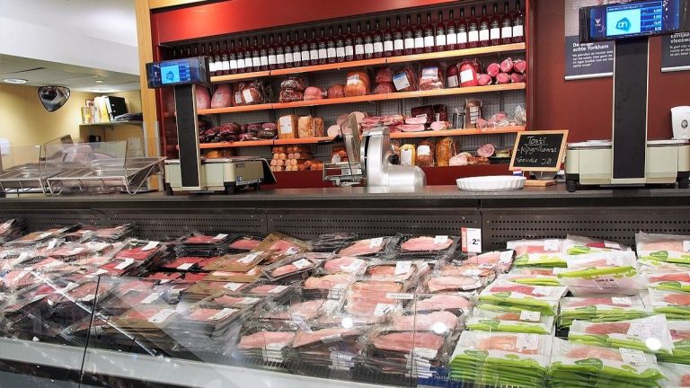 obchod maso supermarket salamy uzeniny