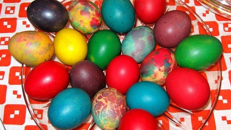 Proč se peče beránek a barví vajíčka? Skutečný význam velikonočních tradic a zvyků vás možná pořádně překvapí 1 velikonocni barevna vajicka