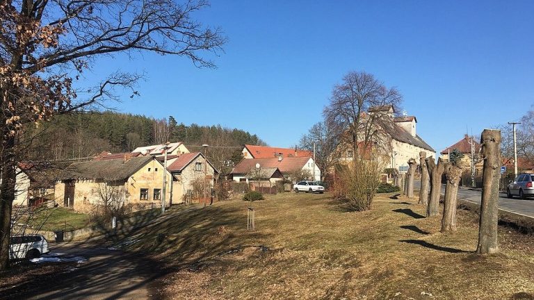 Kdo začne bydlet v jedné z těchto obcí, dostane na ruku 2 500 000 korun. Kdo toho nevyužije, peníze nedostane 1 vesnice obec dum domy