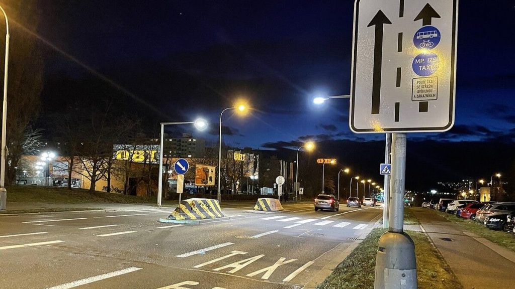 buspruh jizdni pruh silnice autobus taxi znacka