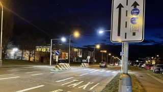 Řidiči mohou volně využívat pruhy pro autobusy a ani o tom neví. Kvůli neznalosti pak tráví v kolonách zbytečně hodiny navíc