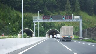 Řidiči, pozor: Dálniční známka v některých případech nestačí. Na těchto úsecích se platí speciální poplatky za průjezd