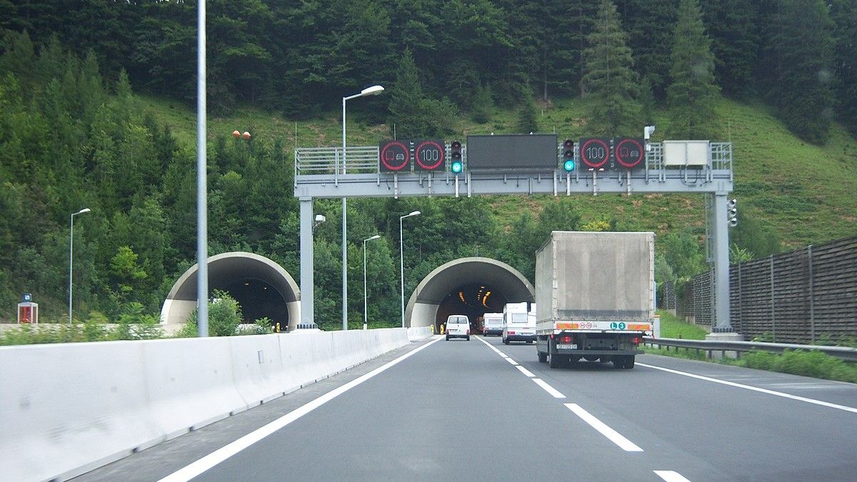 Můžete předjet řidiče v středním pruhu zprava? Zákon mluví jasně, většina Čechů ho ale nezná