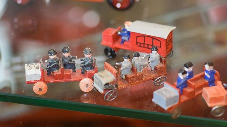 Starou dětskou hračku z období ČSSR teď sběratelé vykupují za více než 200 000 Kč. Kdysi ji měl doma každý, teď je po ní sháňka 1 hracky hracka auto auticka
