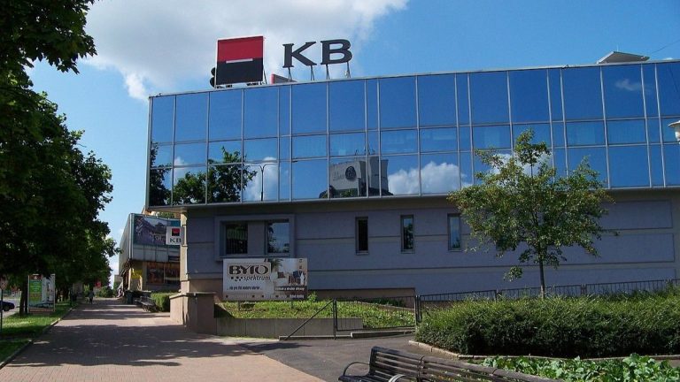 Jste klienty Komerční banky? Ještě letos se zavádí nové masivní poplatky. Výběr i vklad peněz nebudou jen tak 1 komercni banka