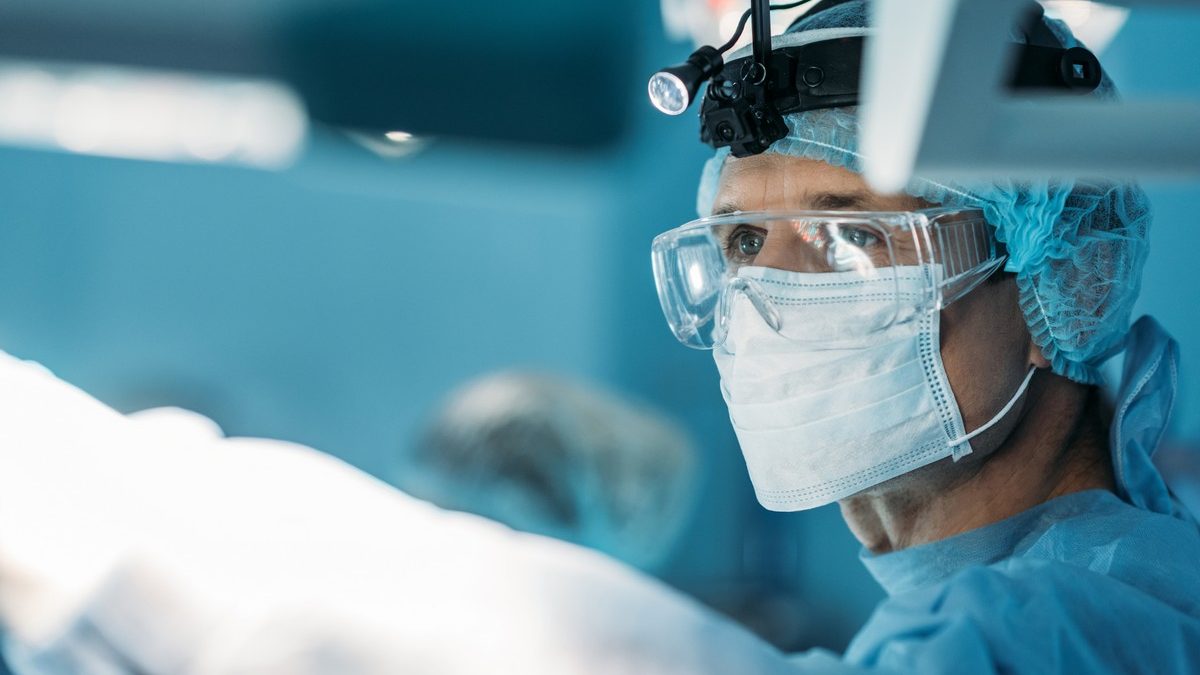 lekar doktor operacno sal edited