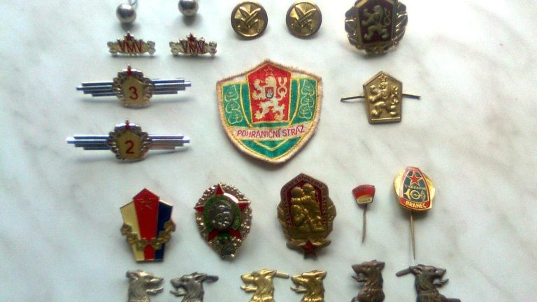 Staré odznaky z období ČSSR jsou letos extrémně ceněné. Nemáte nějaké ve sklepě? Sběratelé vám za ně dají i 40 000 Kč 1 odznaky cssr pohranicni straz