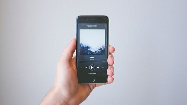 Je to tady. Uživatelé Spotify se budou muset připravit na nepříjemné zdražování. Kolik si musí připlatit? 1 spotify v telefonu