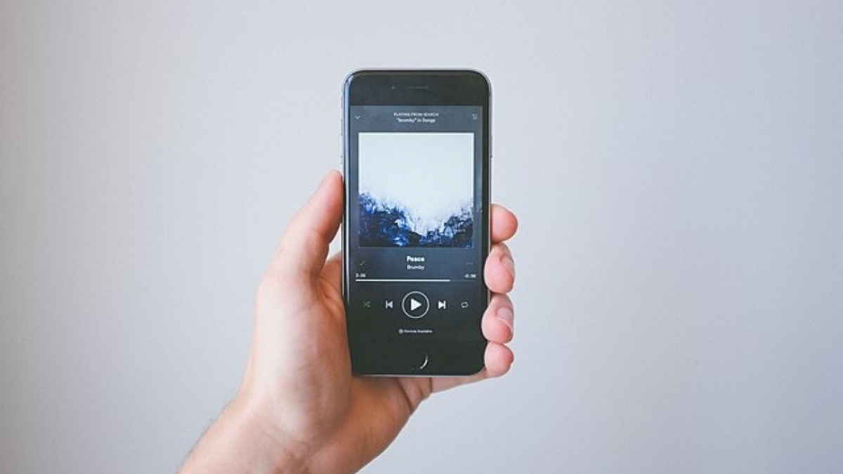 Je to tady. Uživatelé Spotify se budou muset připravit na nepříjemné zdražování. Kolik si musí připlatit?