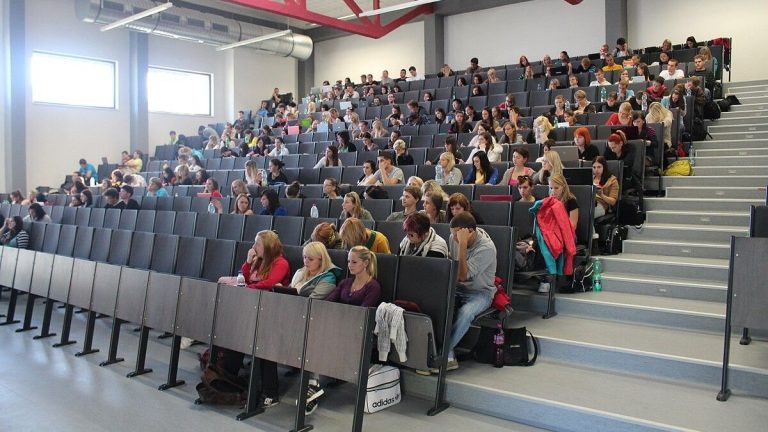 studenti prednaska sal vysoka skola