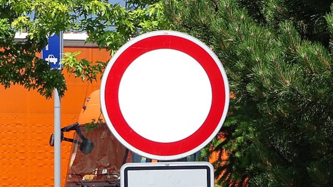 Za porušení známé dopravní značky teď padají nesmyslně vysoké pokuty. Policii už s neukázněnými řidiči došly nervy