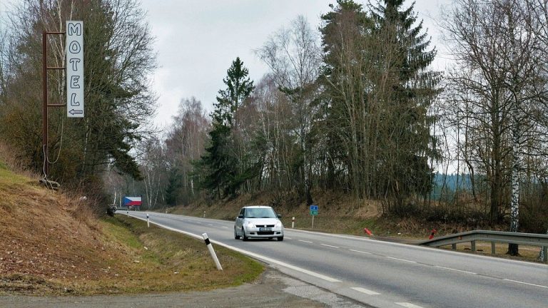Odměna za bezpečnou jízdu autem. Kdo všechno má nárok a v jaké formě? Přinášíme odpovědi 1 auto silnice