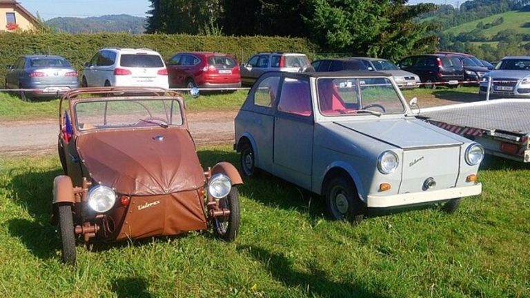 Tohle malé vozidlo po dědečkovi dnes může mít hodnotu půl milionu korun. Kdysi se mu smáli, dnes po něm šílí 1 auto velorex
