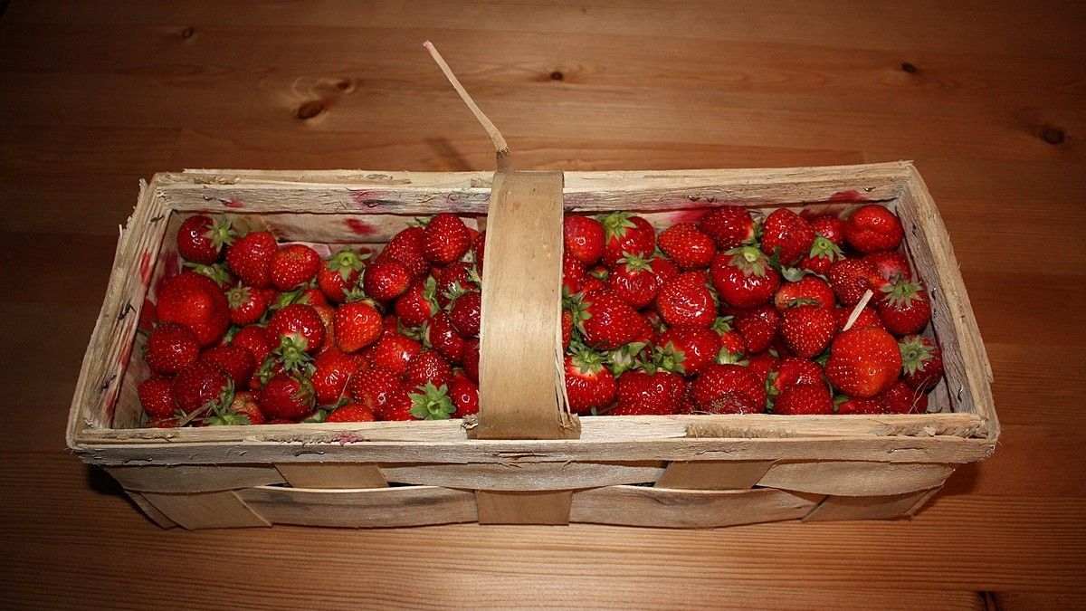 Zákazníci supermarketů objevili nový trik při nákupu jahod. Někteří ho milují, jiní ho zase silně odsuzují