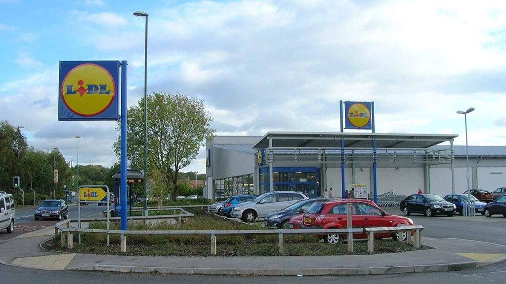 Lidl před začátkem školního roku rozjel ultravelké slevy. Poloviční ceny než u konkurence 2 lidl