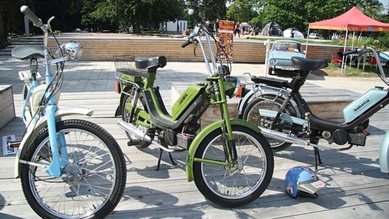 Nemáte náhodou po dědovi tuhle starou motorku? Kdysi ji měli všichni, dnes za ni sběratelé platí statisíce 1 motorka znacka babeta