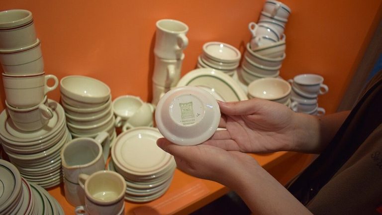 Nemáte náhodou doma jeden z těchto kuchyňských předmětů? Sběratelé je letos vykupují za velké sumy peněz 1 nadobi porcelan