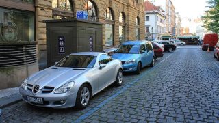 Vlastníte tento typ auta? Nově se za parkování nedoplatíte. Chystá se masivní zdražení pro určité typy vozů