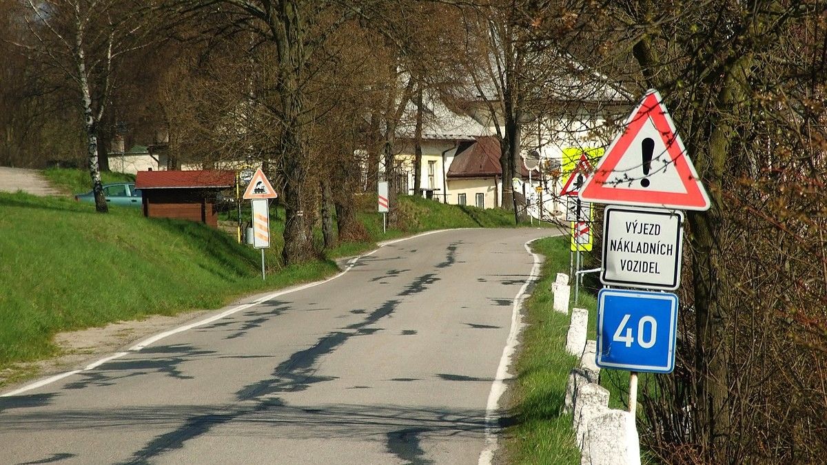 Nová značka na silnicích: Její barva a význam řidiče naprosto mate. Neznalost přitom neomlouvá, znát ji musí každý