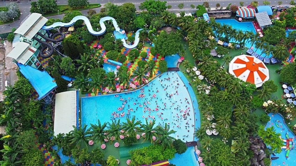 Ideální tip na letošní léto: Otevřel se nový obří aquapark. Na návštěvníky čekají až 300 metrů dlouhé tobogány