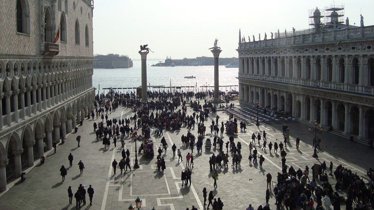 Dovolená v Itálii 2025: Neopovažte se tam jíst svačinu na těchto místech. Pokuta 12 300 Kč vás jinak nemine 1 italie mesto turiste