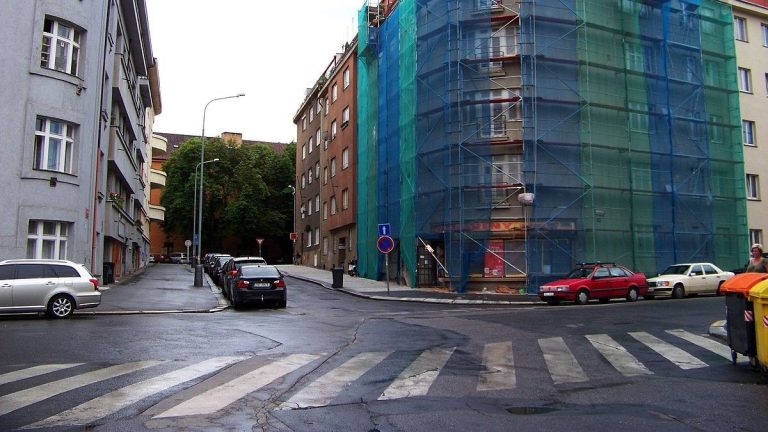 Zákaz přednosti zprava: V Česku tenhle silniční zákon už dávno platí, aniž by to řidiči věděli. Už padají likvidační pokuty 1 krizovatka silnice auto auta