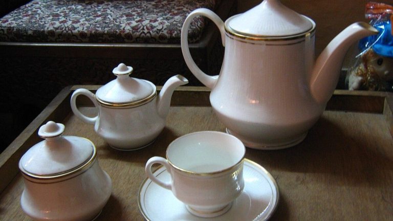 Staré kuchyňské nádobí v hodnotě desítek tisíc korun: Doma ho má nejedna domácnost. Často ani netuší, že má vysokou cenu 1 nadobi porcelan hrnky