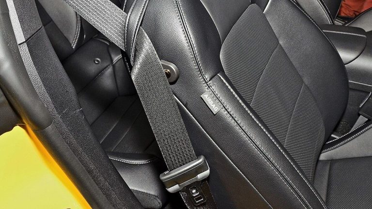 Malý knoflík na bezpečnostním pásu v autě má každý český řidič. Skoro nikdo ale jeho význam nezná a pak na to ve velkém doplácí 1 pas auto sedacka