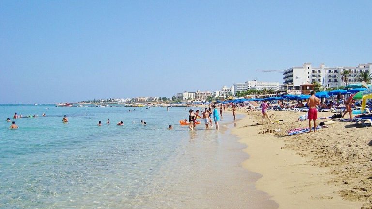 Do Chorvatska už ani nejezděte. Vybrali jsme za vás 3 levnější a daleko krásnější destinace. Dovolená vyjde rázem na polovinu 1 plaz more dovolena kypr