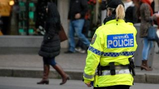 Za určité oblečení se uděluje pokuta 50 000 Kč. Kdo ho bude nosit, na toho policie počíhá
