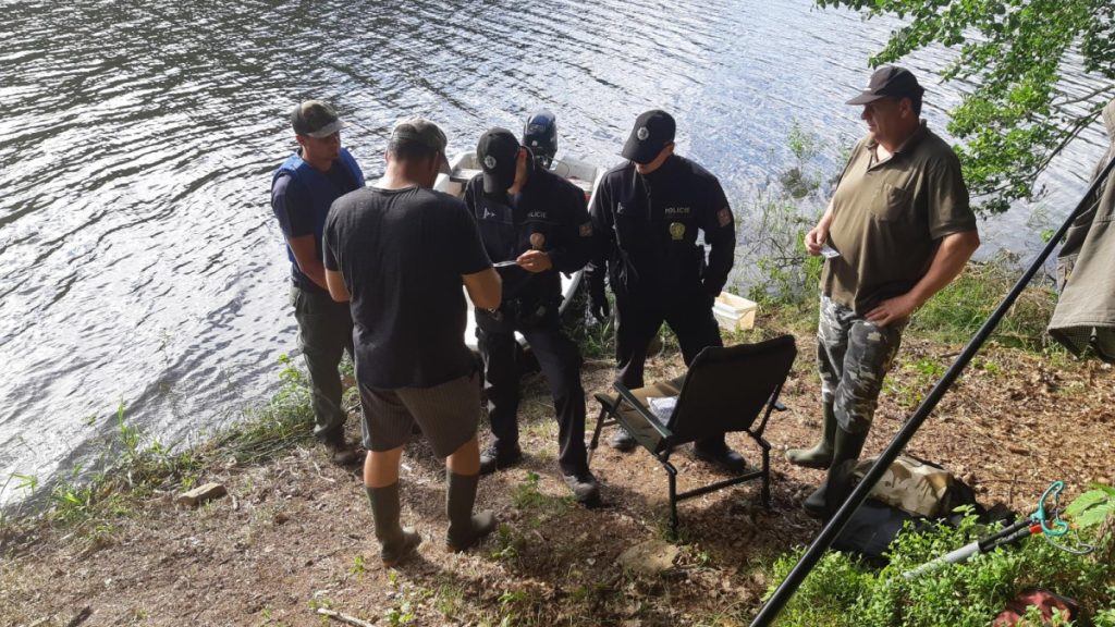Pozor na tuhle častou aktivitu v Chorvatsku. Momentálně za ni tamní úřady udělují nehorázně vysoké pokuty 2 rybari rybareni policie pokuta