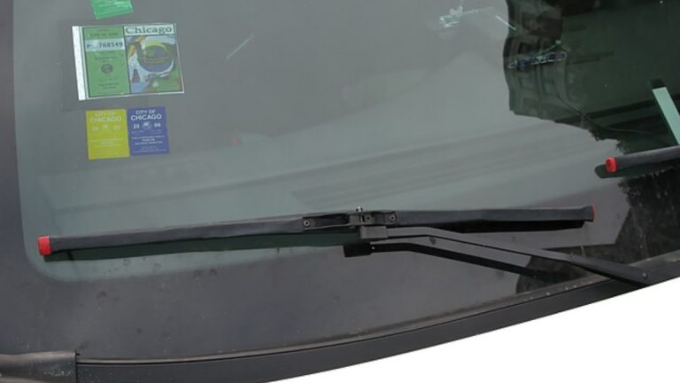 Apelujeme: Pokud najdete peníze za stěračem auta, neberte je. Jedná se o nový podvod 1 sterace auto sklo